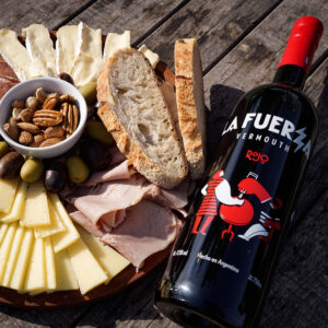 Picada con Vermouth: Bondiola lomo de Praga, queso lincoln , queso brie, nueces pecan